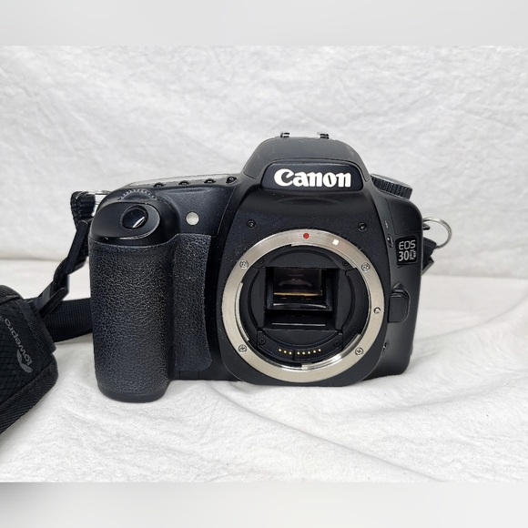 Canon EOS 30D digital SLR camera w/ case & cleaning tool - Picture 3 of 14